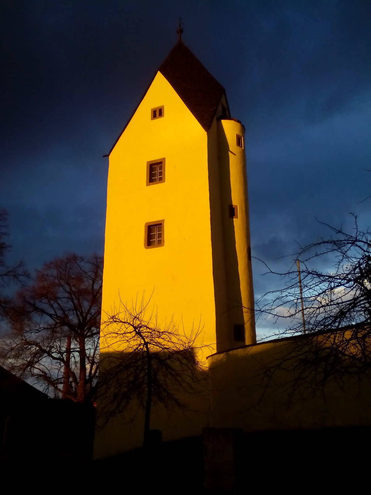 fotka věže březen2016 žlutá.jpg